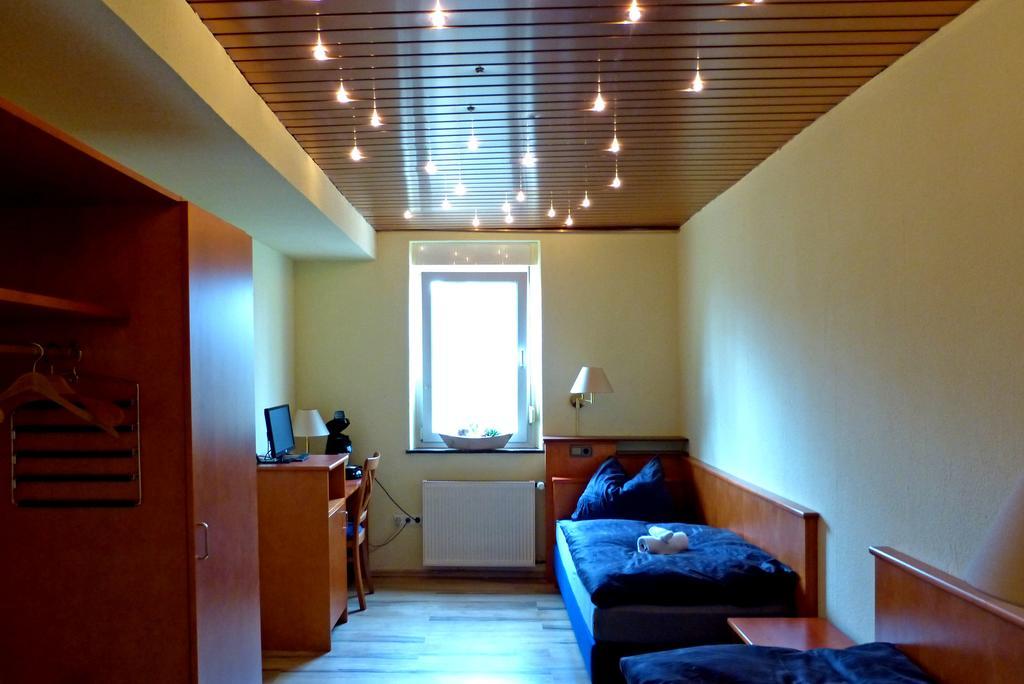Messe-zimmer Tus-treff *